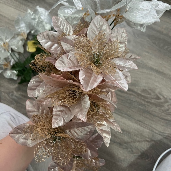 Fake Floral Pieces (9) - Picture 3 of 6